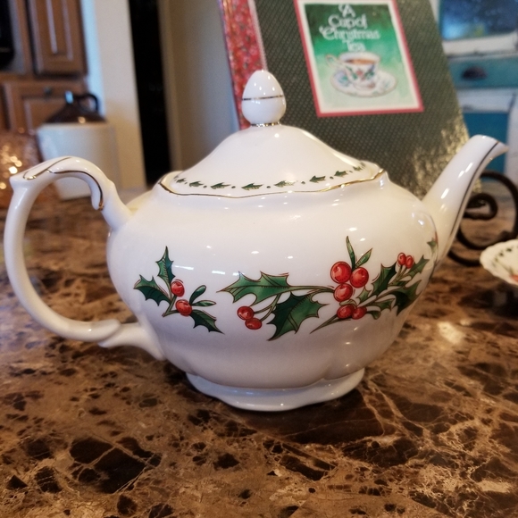 A Christmas Cup of Tea Book & Teapot Cup/Saucer - Picture 6 of 13